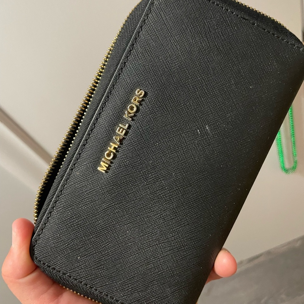 Used Michael kors wristlet color black